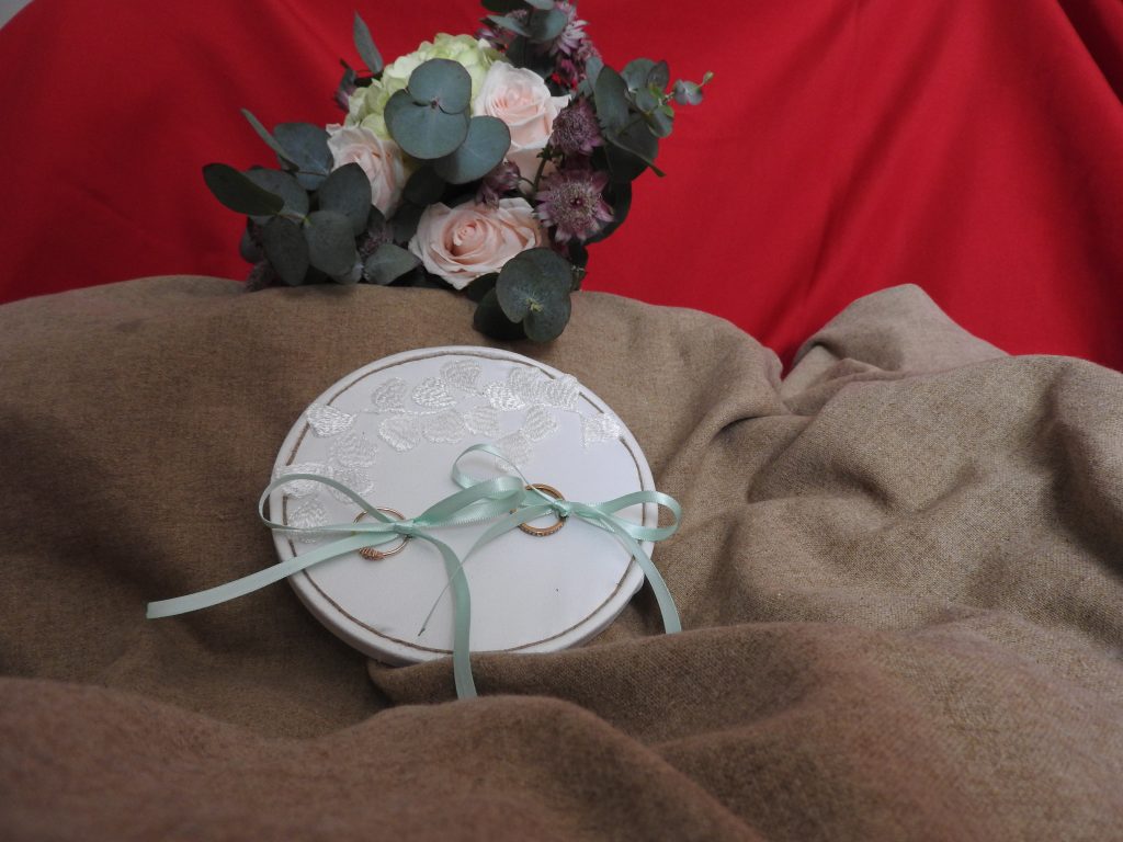 Coussin d'alliances cercle bohème blanc