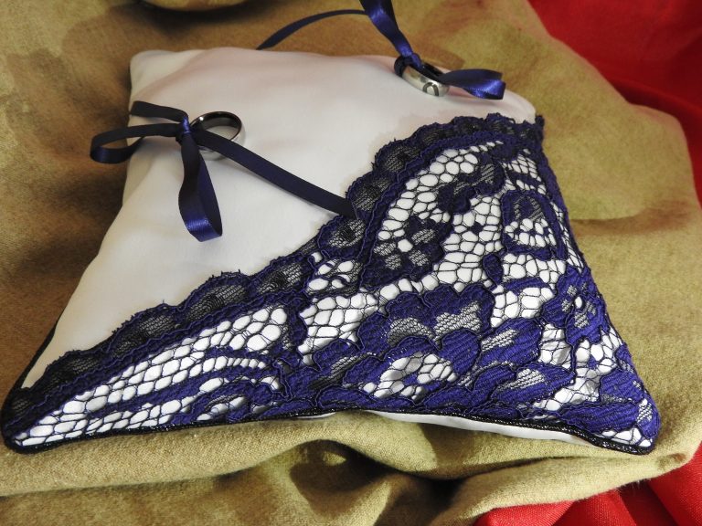 Coussin d alliances secrets violets Création