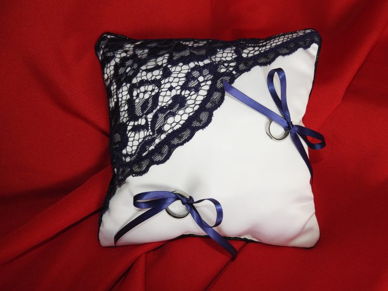 Coussin d alliances secrets violets Création