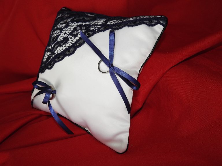 Coussin d alliances secrets violets Création