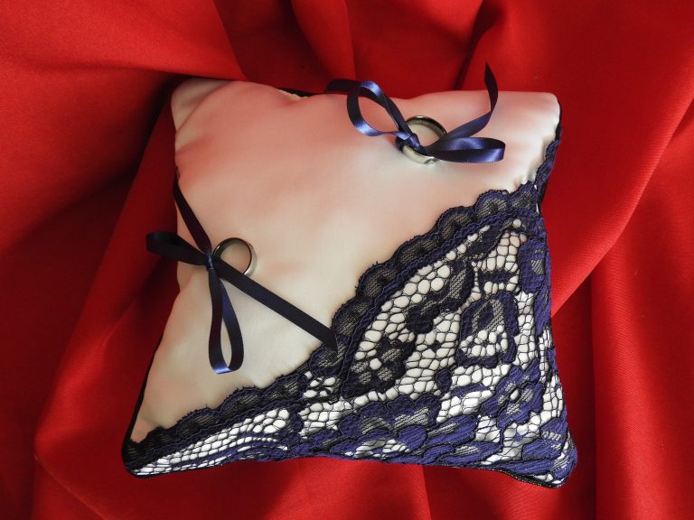 Coussin d alliances secrets violets Création