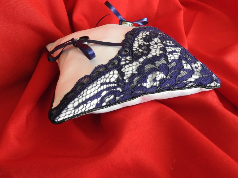 Coussin d alliances secrets violets Création