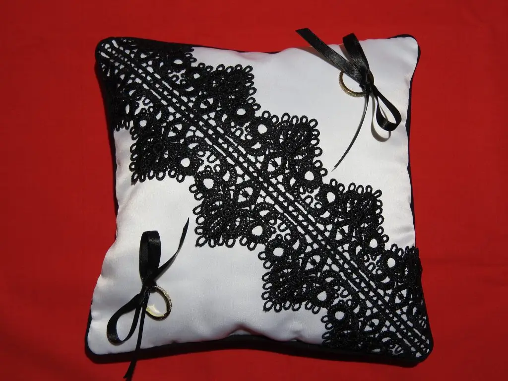 Coussins d'alliances blanc, dentelle, passe poil et ruban noirs.