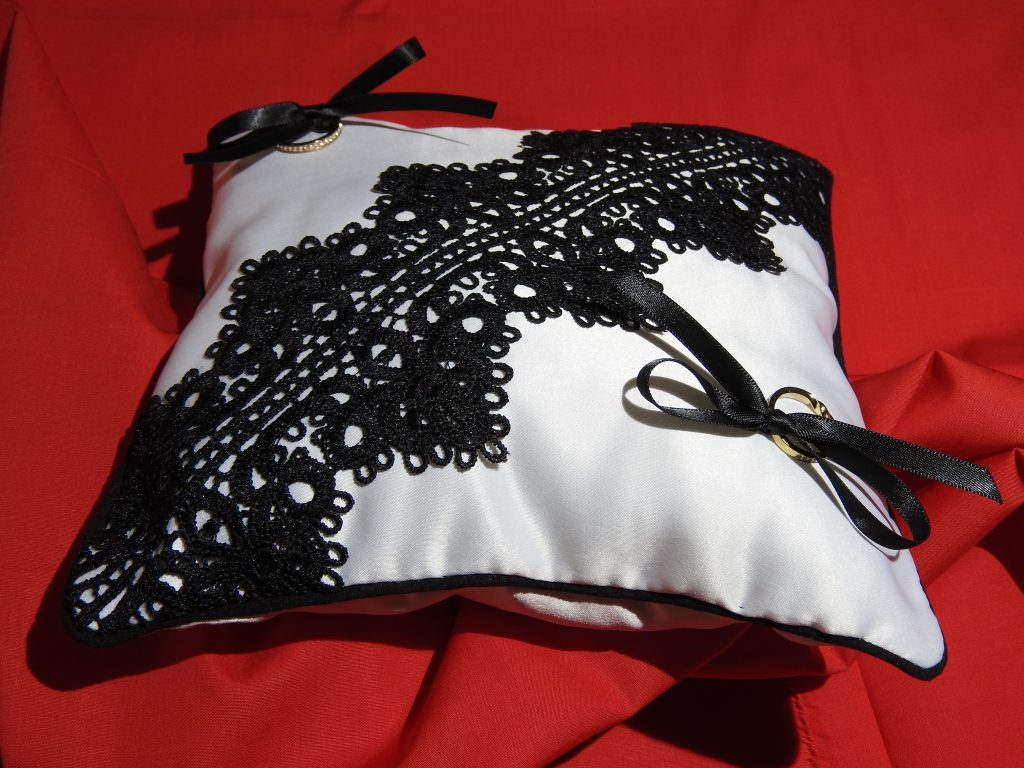 Coussins d'alliances blanc, dentelle, passe poil et ruban noirs.