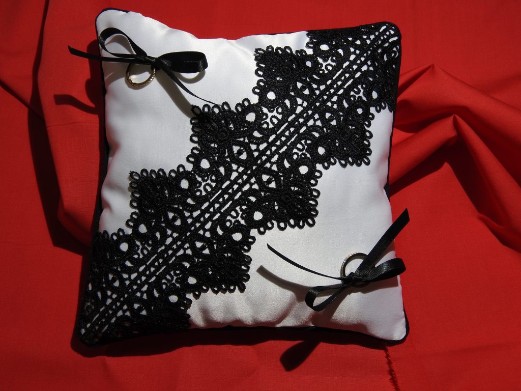 Coussins d'alliances blanc, dentelle, passe poil et ruban noirs.