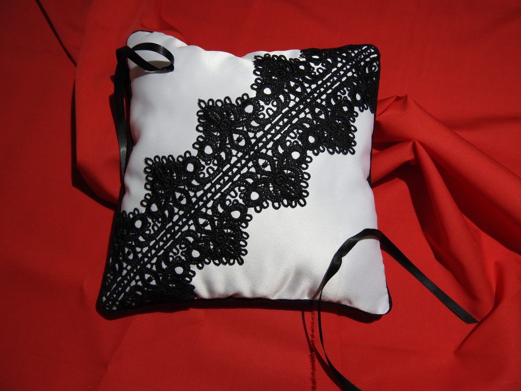 Coussins d'alliances blanc, dentelle, passe poil et ruban noirs.